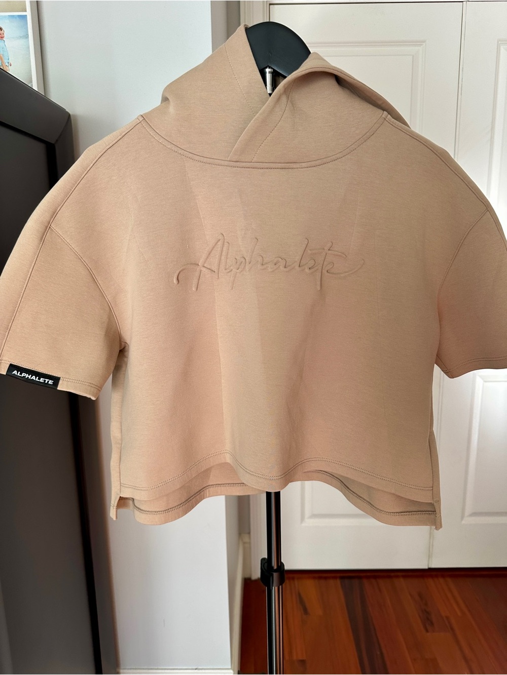 Alphalete Short-Sleeve Hooded Crop Top in Tan